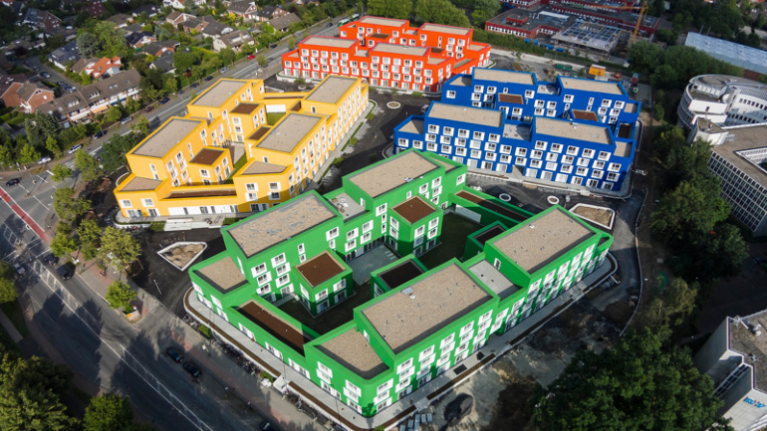 Studierendenwohneim in Münster von oben, Häuser mit grüner, gelber, roter und blauer Fassade