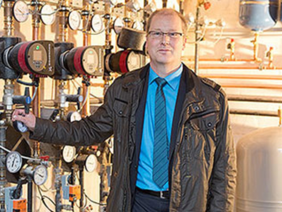Kämmerer Ralf Püplichuisen in der Heizzentrale des Rathauses von Kevelaer