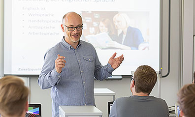 Michael Schift vom Berufskolleg Brilon im Unterricht vor einem Whiteboard