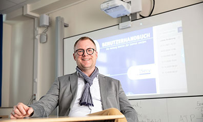 Thomas Sowa, Bildungsreferent der Stadt Gelsenkirchen, vor einem modernen Whiteboard