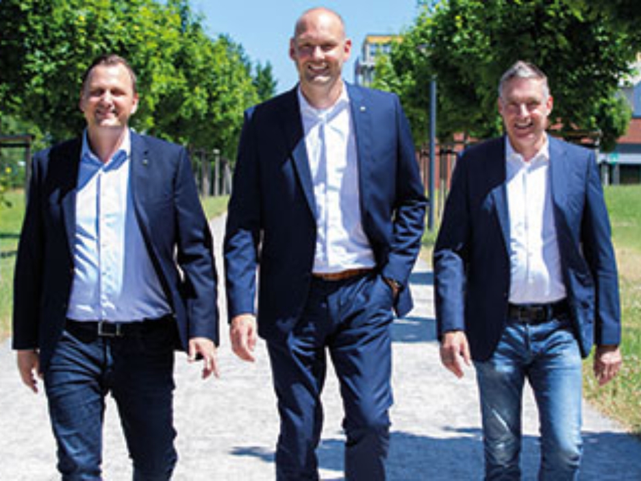 Florian Stäwen, Jan Schriewer, Thomas Lesser von Green IT auf einer sonnigen Allee