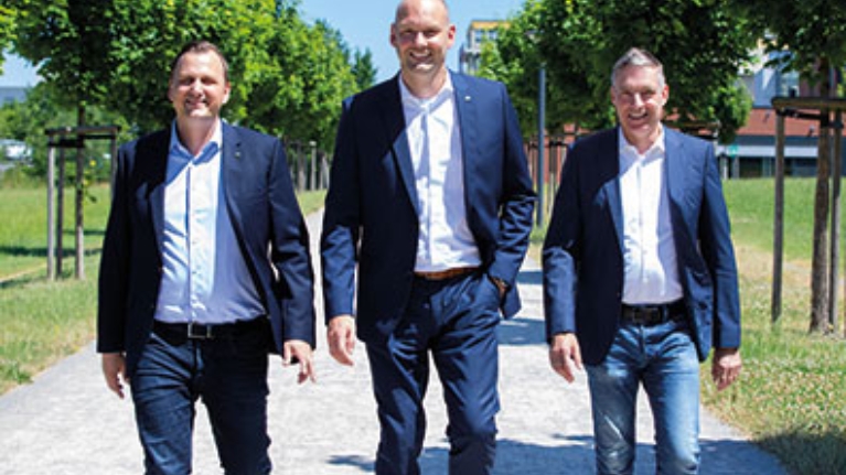 Florian Stäwen, Jan Schriewer, Thomas Lesser von Green IT auf einer sonnigen Allee