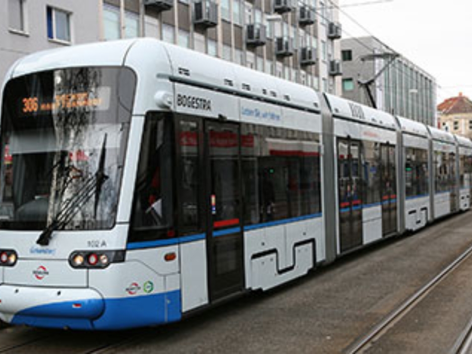 Weiße Straßenbahn der BOGESTRA auf einer Straße
