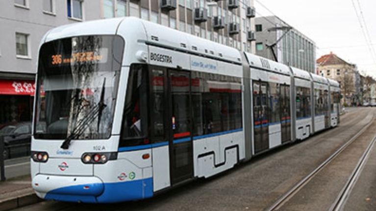 Weiße Straßenbahn der BOGESTRA auf einer Straße