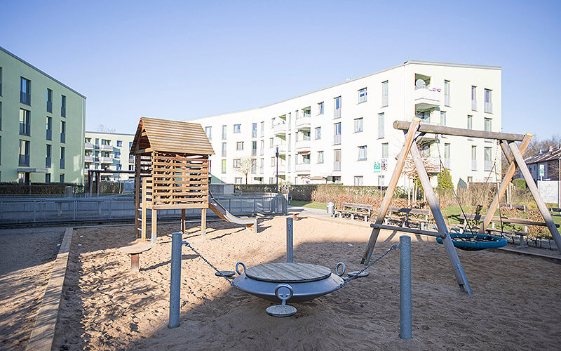 Modernes Wohnquartier am Buchheimer Weg von außen, davor ein Spielplatz