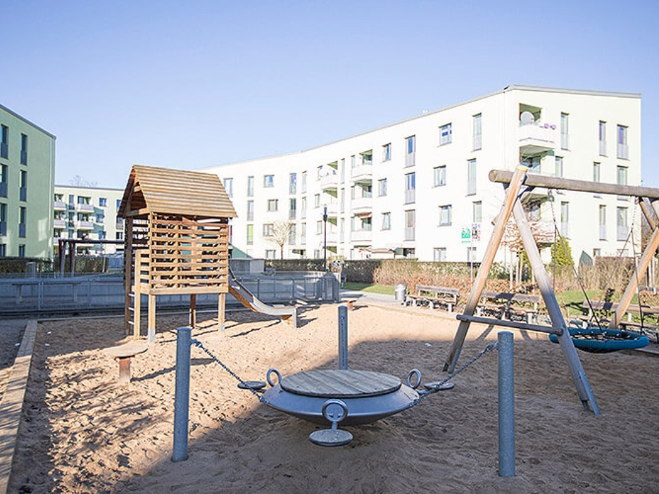 Modernes Wohnquartier am Buchheimer Weg von außen, davor ein Spielplatz