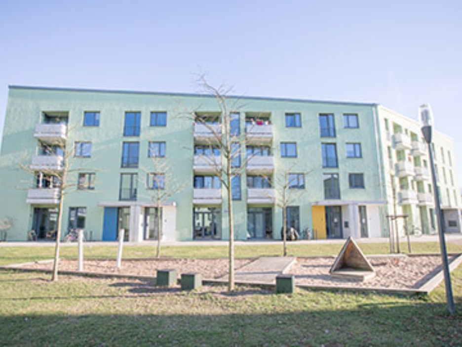 Modernes Wohnquartier am Buchheimer Weg von außen, davor ein Spielplatz