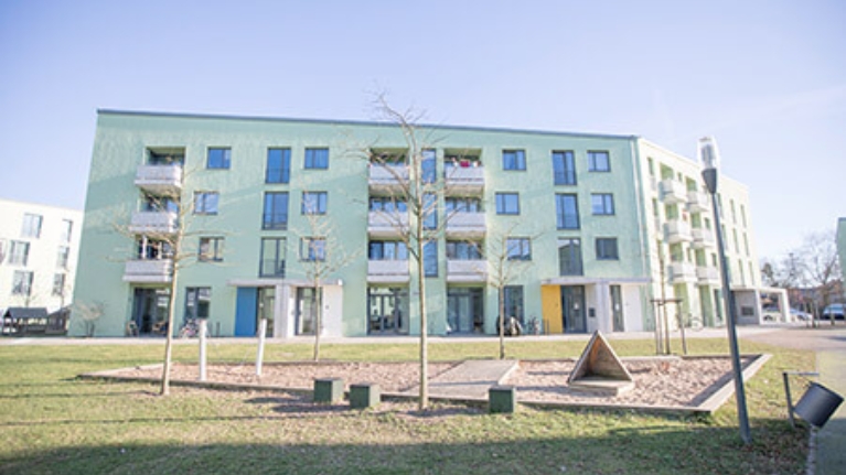 Modernes Wohnquartier am Buchheimer Weg von außen, davor ein Spielplatz