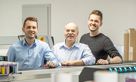 Matthias, Bernd und Michael Matthes im Druckraum von Matthes & Henze Siebdruck GmbH