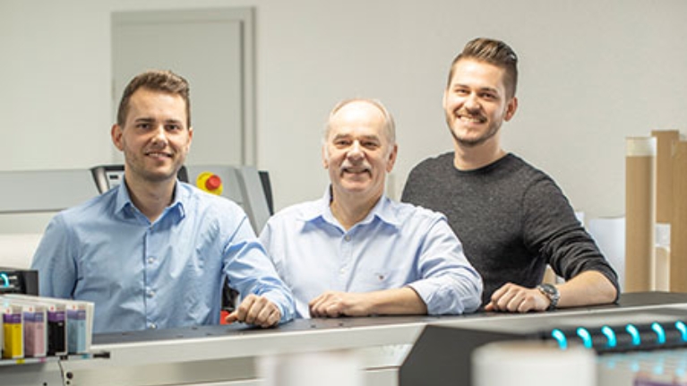 Matthias, Bernd und Michael Matthes im Druckraum von Matthes & Henze Siebdruck GmbH