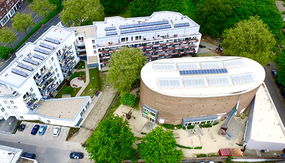 Der Gebäudekomplex des Wohnquartiers Platanenhof in Münster aus der Vogelperspektive