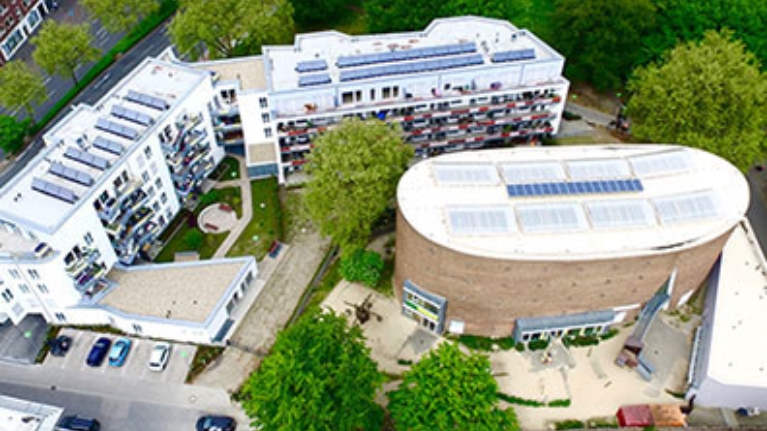 Der Gebäudekomplex des Wohnquartiers Platanenhof in Münster aus der Vogelperspektive