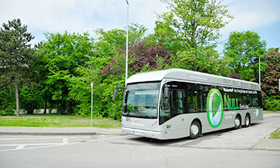 Brennstoffzellen-Hybridbus der Regionalverkehr Köln GmbH auf einer Straße vor einem Park