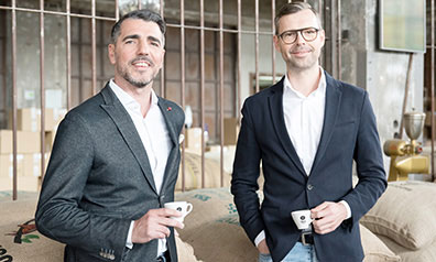 Marko Nesic und Vincenzo Di Fina, Gründer von True Coffee, mit einem Espresso in der Hand