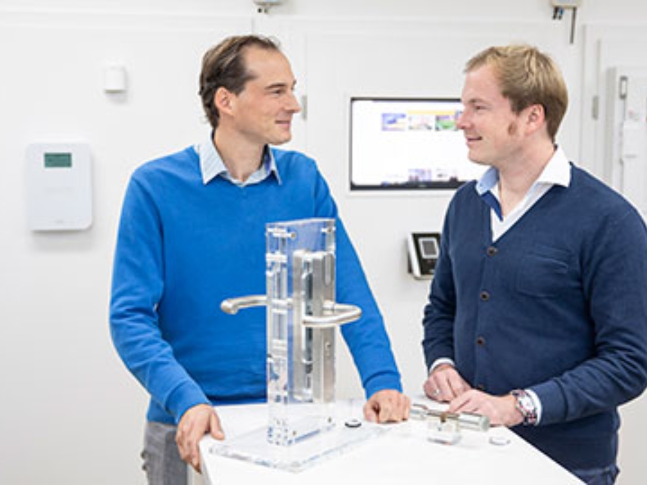 Tino und Dennis Konnertz, Geschäftsführer von Konntec, vor dem Modell eines Türschlosses