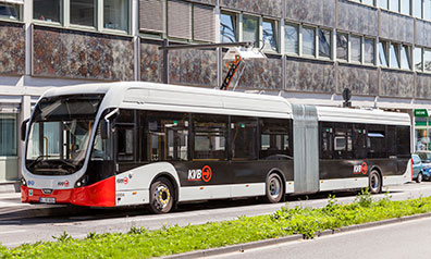 Moderner Elektrobus der KVB auf einer Straße vor einem Gebäude