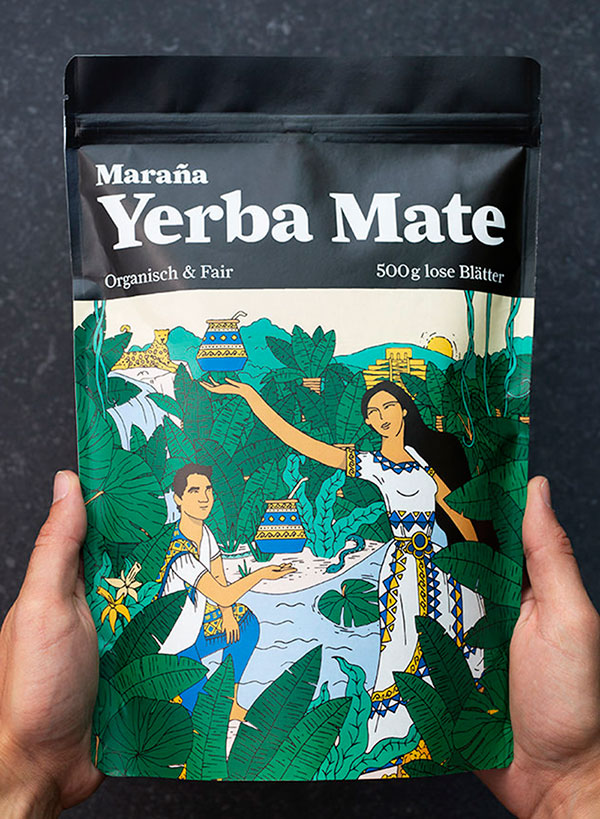 Zwei Hände halten eine Packung Marana Yerba Mate Tee in die Kamera.