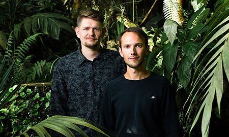 Marania-Gründer Stefan Große Halbuer und Maximilian Appelt in einem tropischen Wald