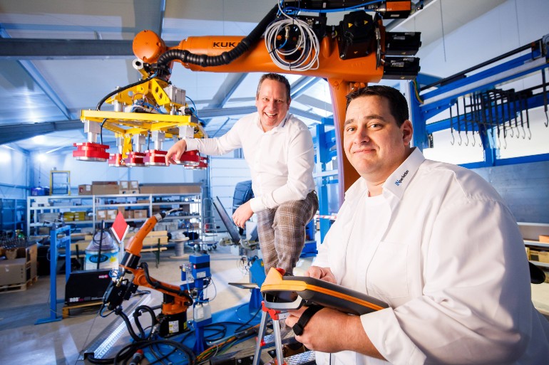 INperfektion-Geschäftsführer Carsten Finke und Ralf Aldenhoven in einer Produktionshalle vor einer modernen Maschine