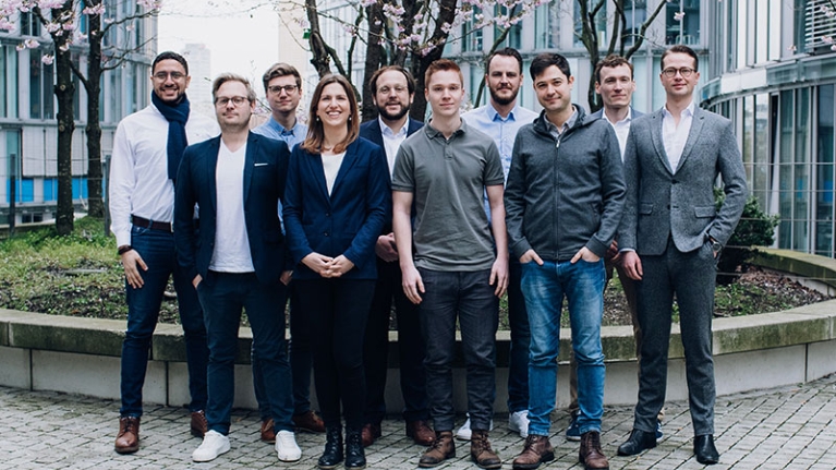 Das Team von Taxy.io: Gruppenfoto mit 10 Mitarbeitern vor dem Bürogebäude