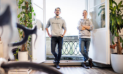 retraced-Gründer Lukas Pünder und Philipp Mayer vor einer geöffneten Balkontür