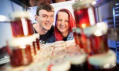 Vegablum-Gründer Stephan Weidtmann und Daniela Nowak mit mehreren Gläsern ihres veganen Honigs