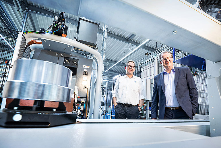 Tobias Heutger und Jürgen Bischopink, Geschäftsführer von Fischer und Kaufmann, vor ihrer Produktionsstraße