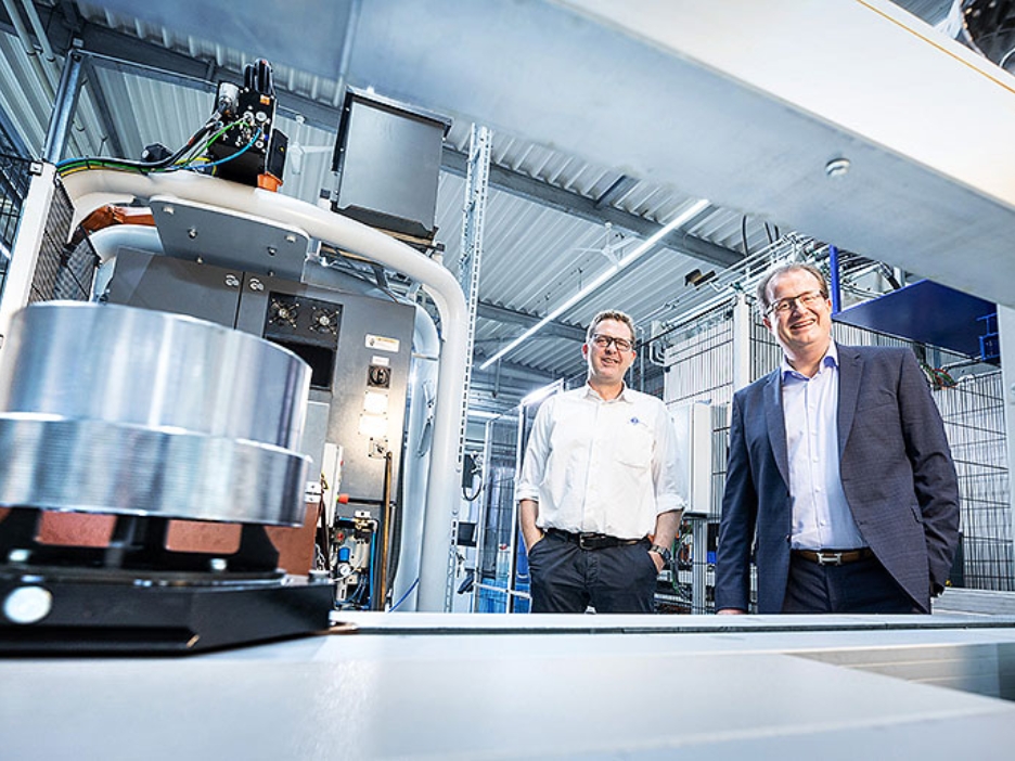 Tobias Heutger und Jürgen Bischopink, Geschäftsführer von Fischer und Kaufmann, vor ihrer Produktionsstraße