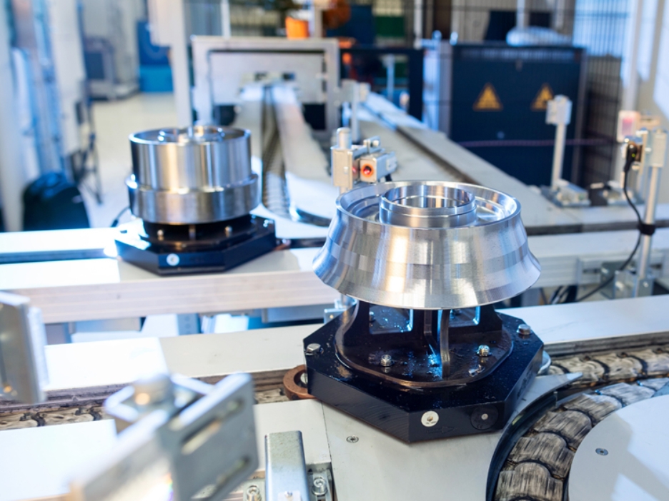 Produktionsstraße des Automobilzulieferers Fischer und Kaufmann mit verschiedenen Metallbauteilen