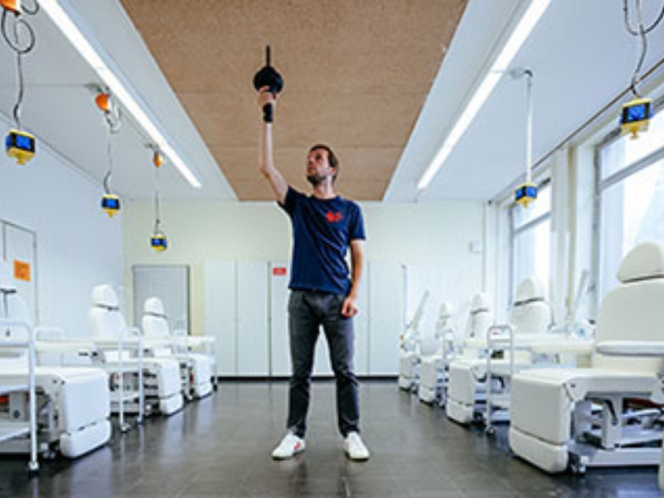 Ein Mann hält das Messgerät von lumoview wie eine Fackel in die Höhe