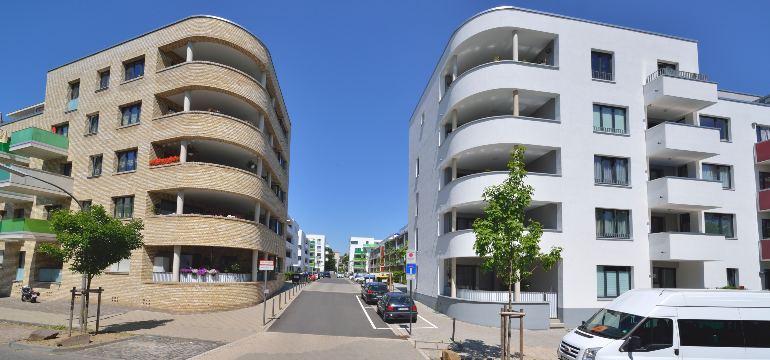 Blick in eine Sackgasse mit modernen Mehrfamilienhäusern links und rechts