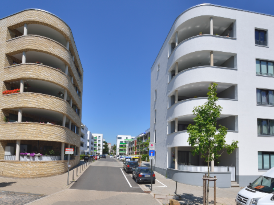 Blick in eine Sackgasse mit modernen Mehrfamilienhäusern links und rechts