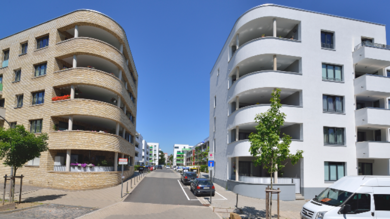 Blick in eine Sackgasse mit modernen Mehrfamilienhäusern links und rechts