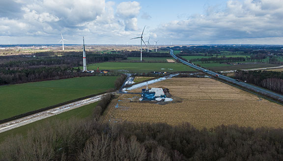 Zwei neue Windkrafträder werden auf einem Feld gebaut.