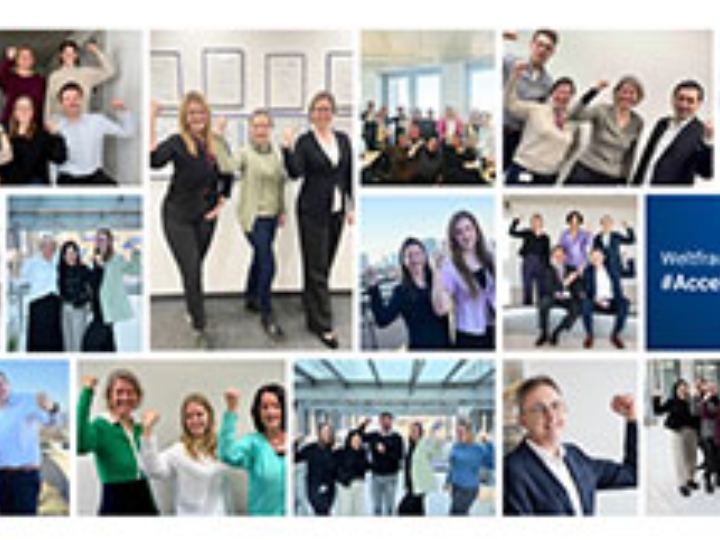 Mitarbeiterinnen und Mitarbeiter der NRW.BANK mit Geste zum Weltfrauentag