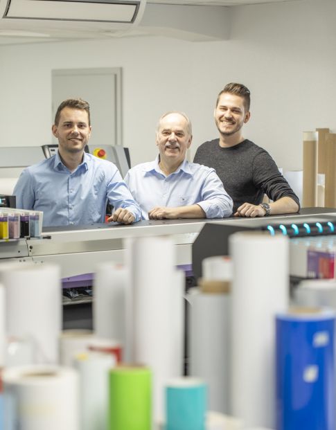 Matthias, Bernd und Michael Matthes im Druckraum von Matthes & Henze Siebdruck GmbH