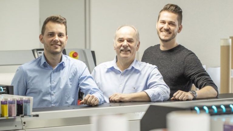 Porträt Bernd Matthes mit seinen zwei Söhnen, die per Gründung durch Nachfolge die Matthes und Henze Siebdruck GmbH übernommen haben
