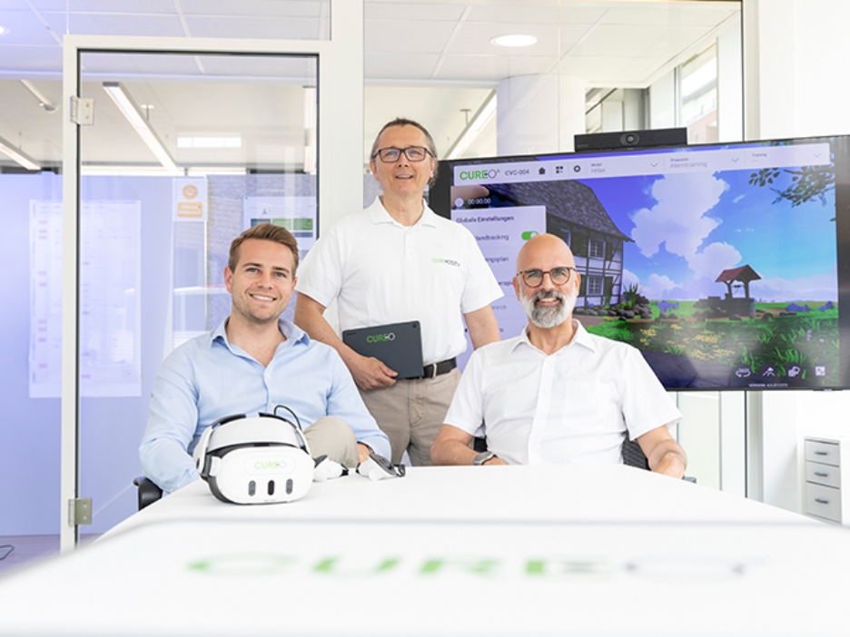 Drei Männer an einem Konferenztisch, die die Geschäftsführer von CUREosity sind