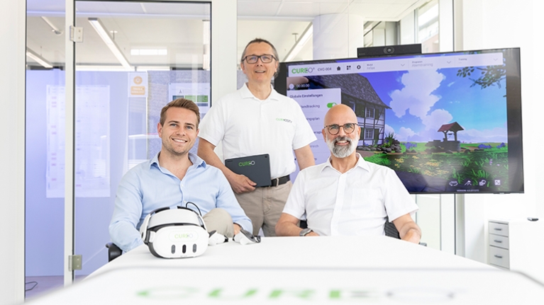 Drei Männer an einem Konferenztisch, die die Geschäftsführer von CUREosity sind