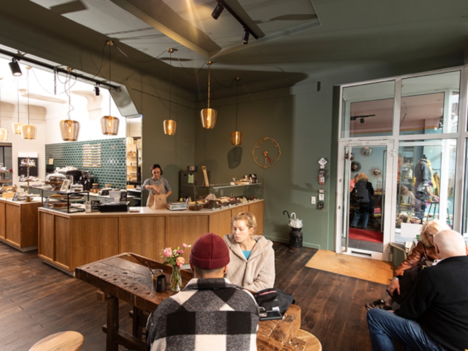 Das stilvoll eingerichtete Cafe mit Gästen.