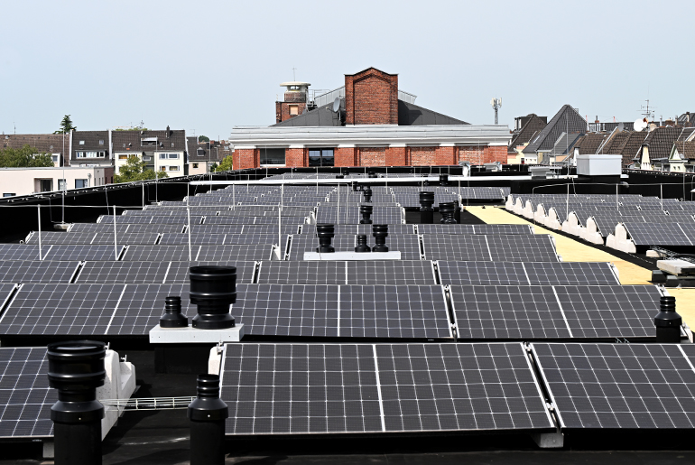 Solaranlagen auf einem Dach des Clouth Quartiers in Köln