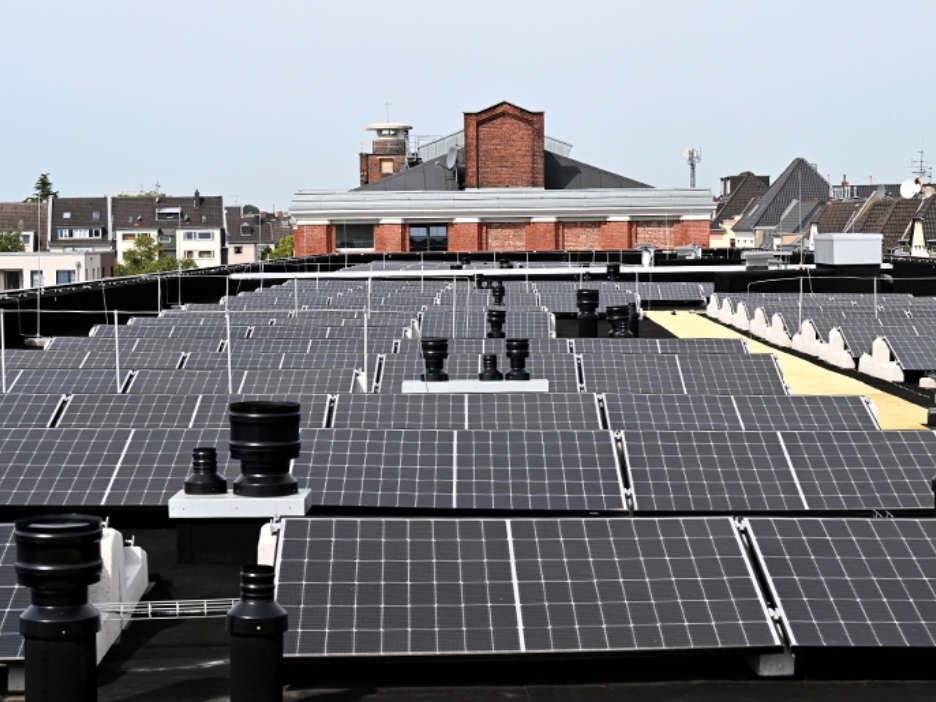 Solaranlagen auf einem Dach des Clouth Quartiers in Köln
