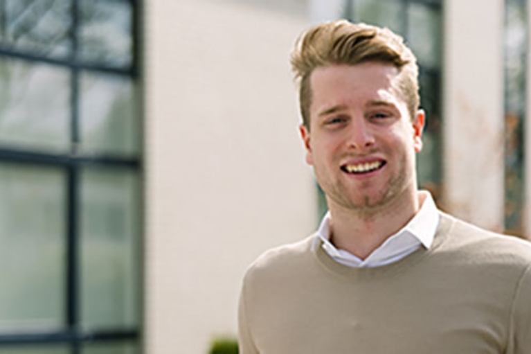 Der Geschäftsführer von Home Plus, Luca Hillen, steht am Heck eines Autos