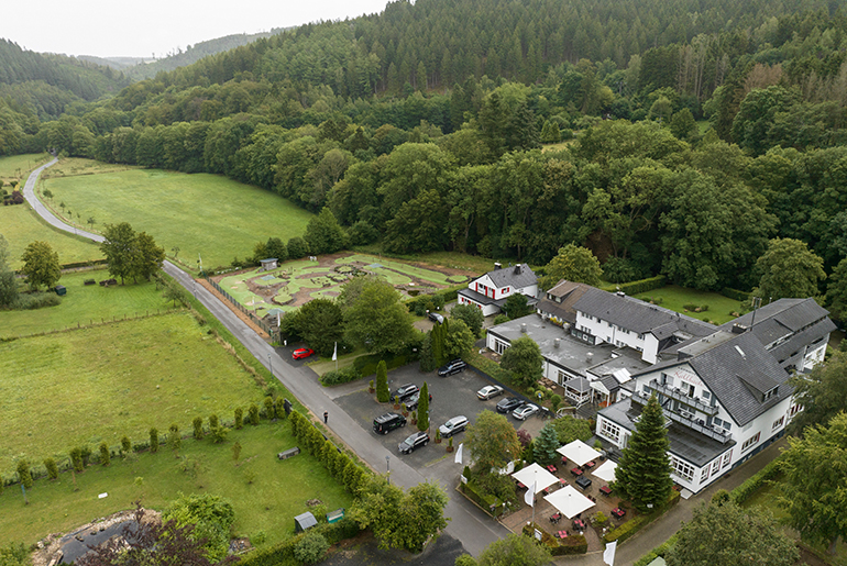 Das Landhotel Kallbach aus der Vogelperspektive mit den Wäldern der umgebenden Eifel