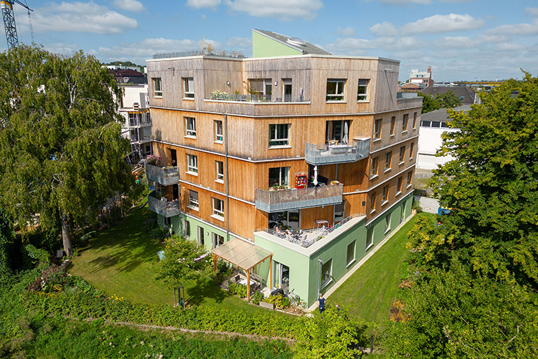 Mehrstöckiges Haus mit Holzfassade