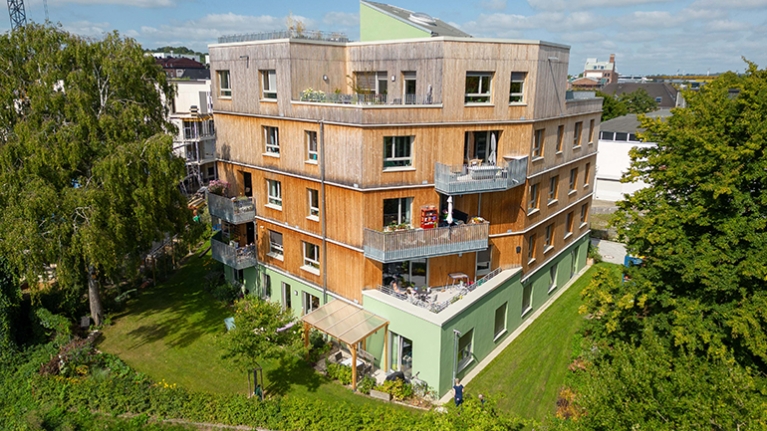 Mehrstöckiges Haus mit Holzfassade