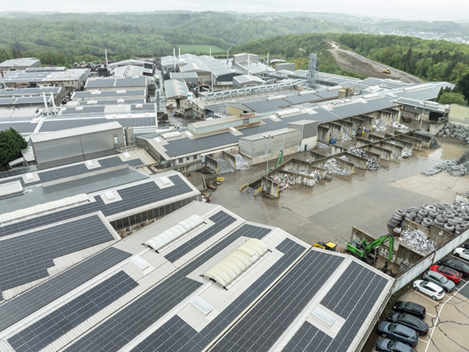 Dachflächen der Produktionshallen mit 42 Solarmodulen