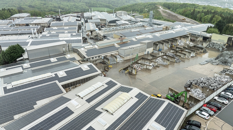 Dachflächen der Produktionshallen mit 42 Solarmodulen