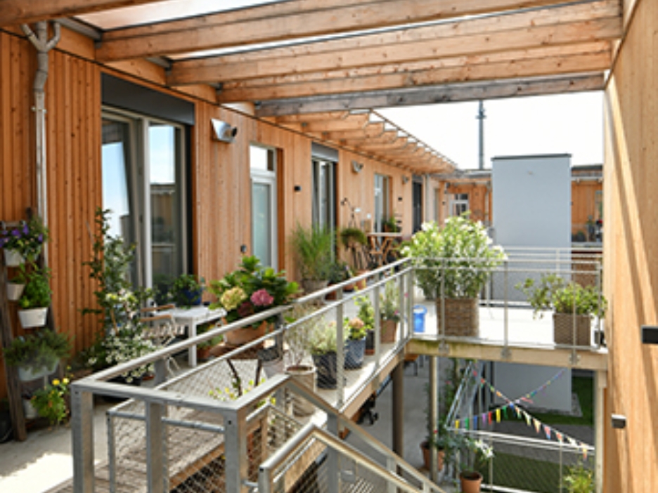 Offene Laubengänge, zum gemeinschaftlichen Innenhof hin ausgerichtet.