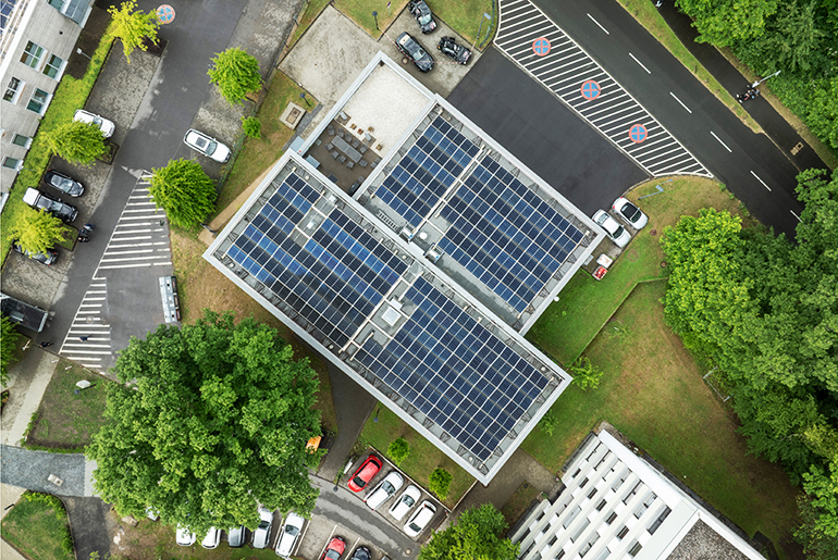Uniklinikum mit Photovoltaik-Dachanlage